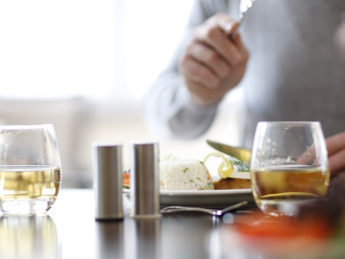 Eine Person die im Restaurant isst 