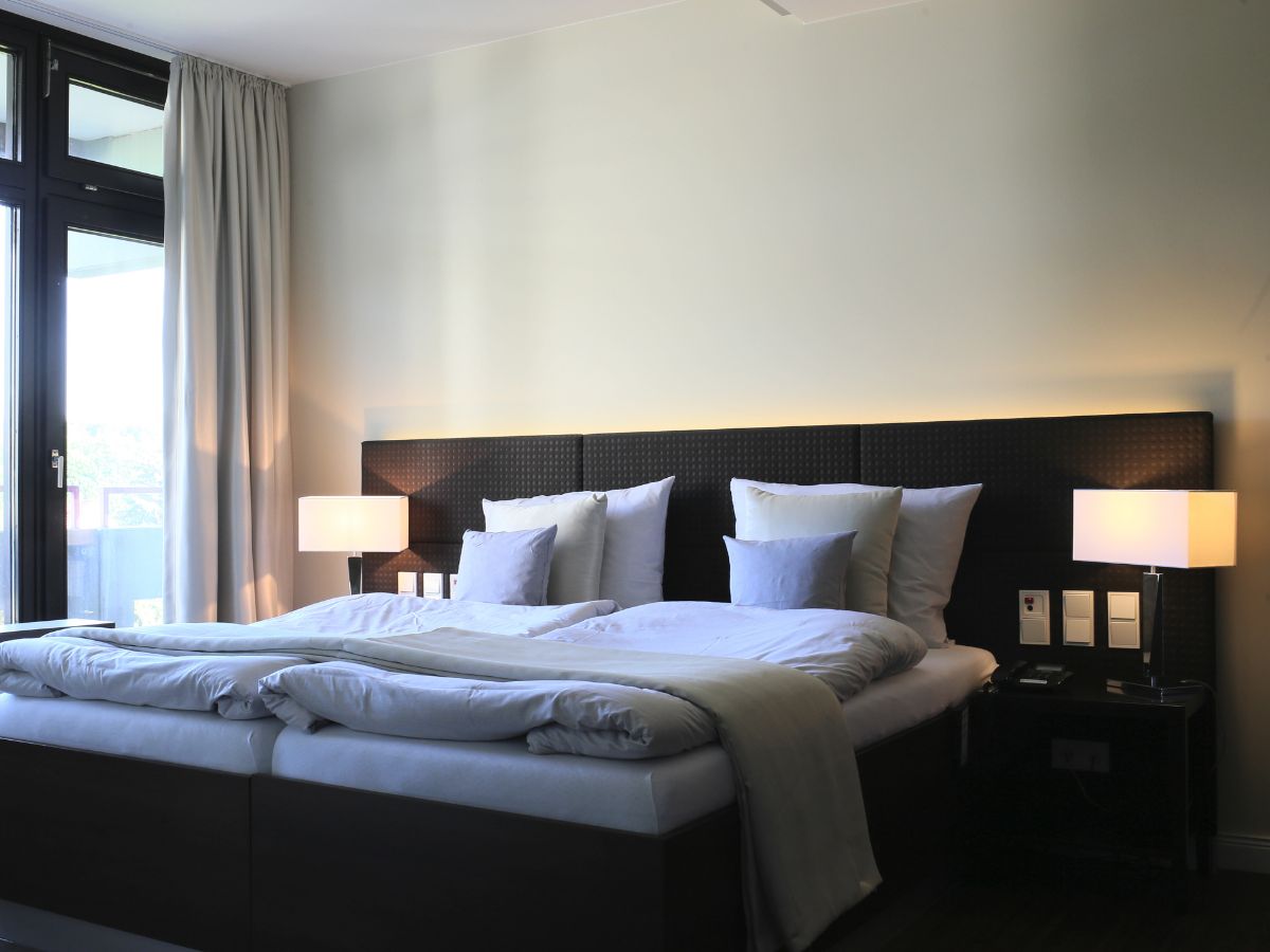 Doppelzimmer mit Komfortbett, Stehlampen, an der linken Seite sind die Fenster