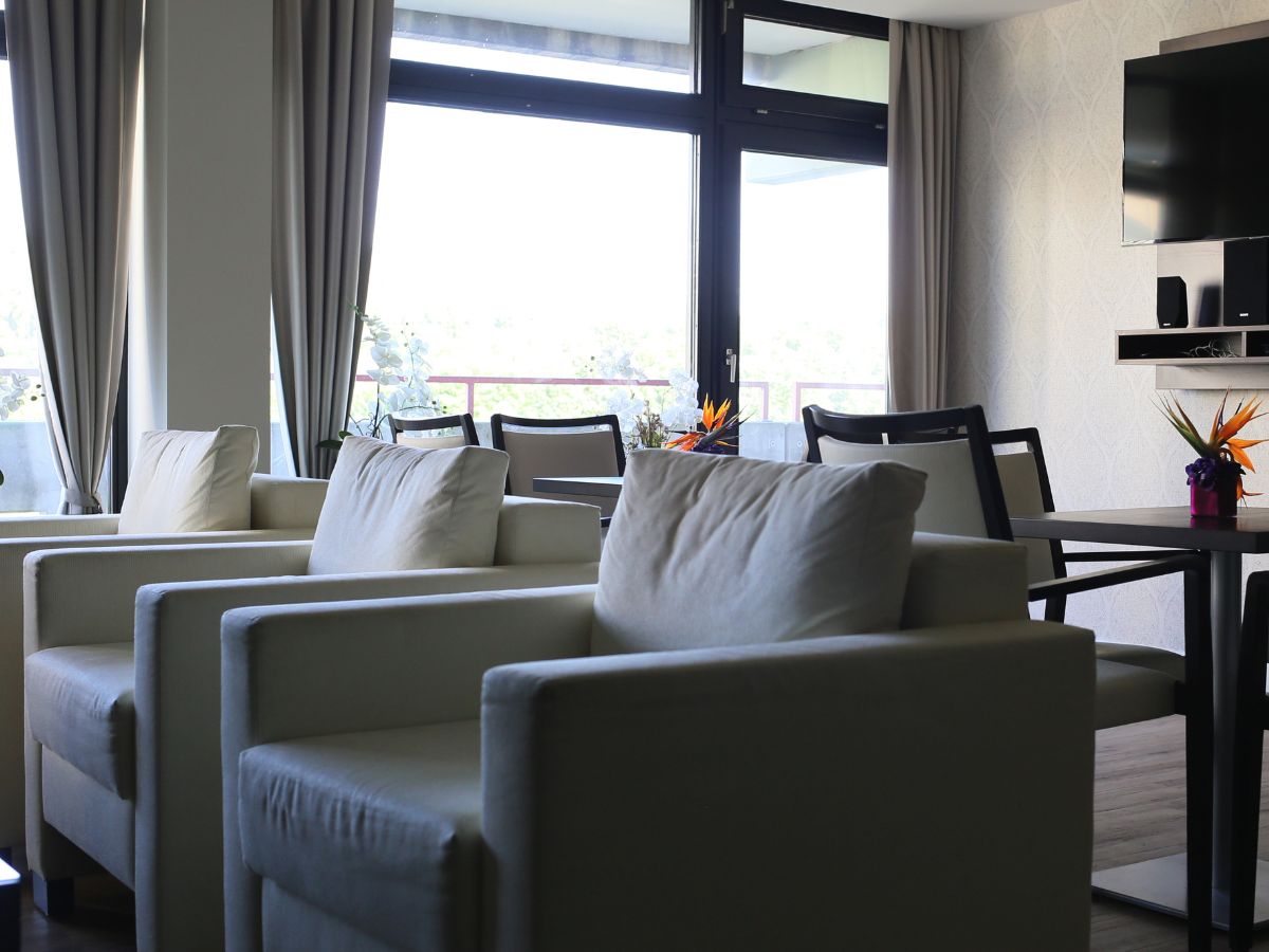 helle Sessel und Couchtisch