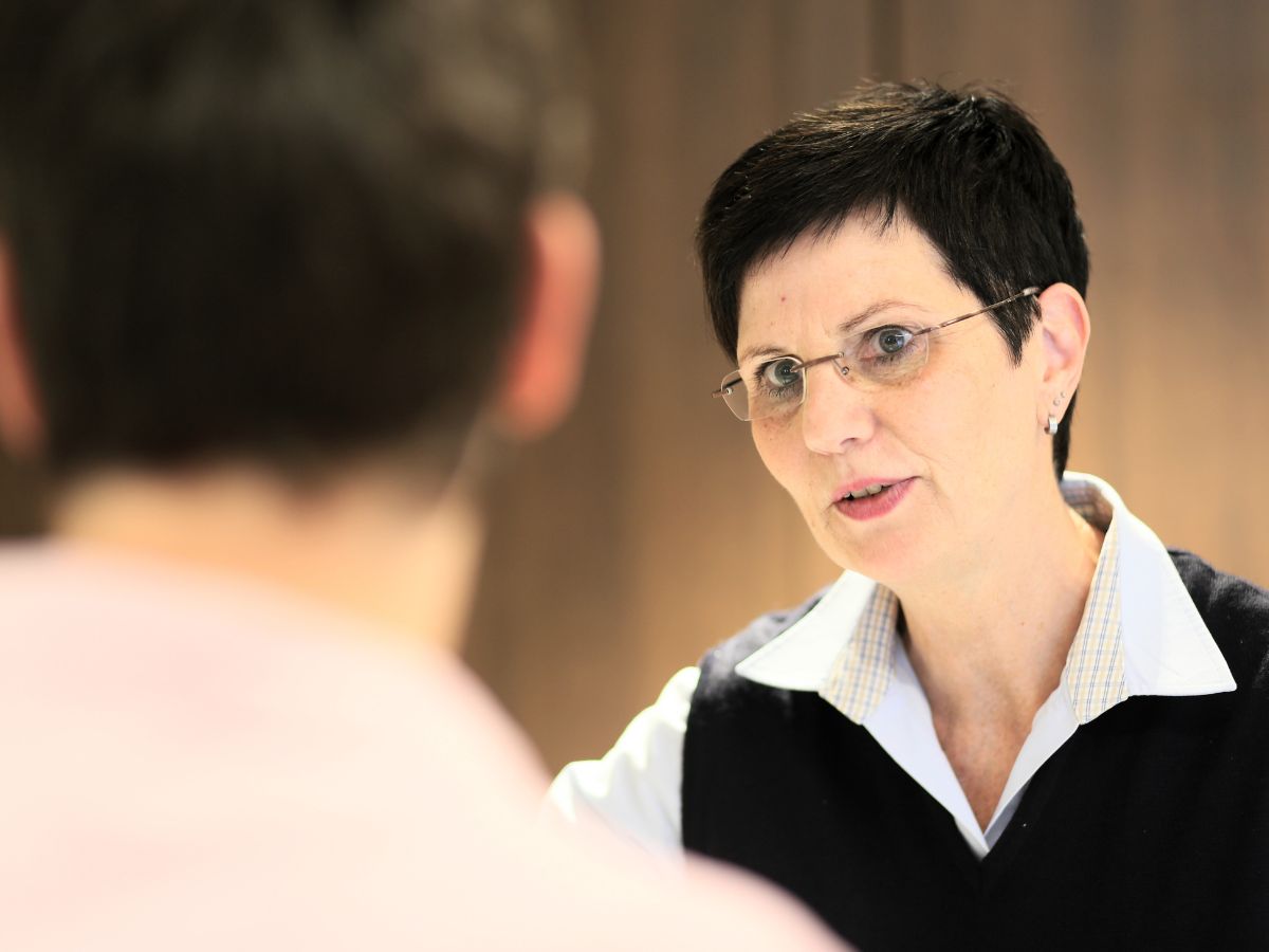 Concierge im Gespräch mit Patienten