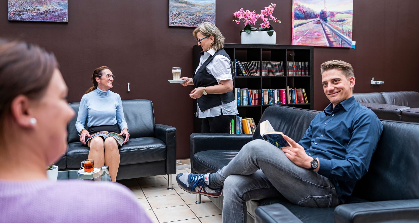 Personen die auf der Couch sitzen 